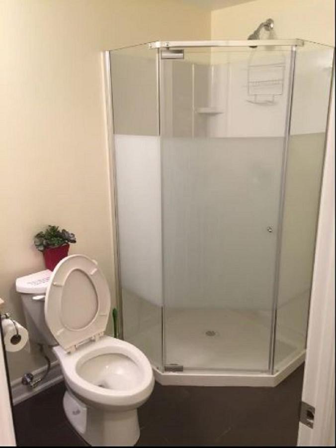 Cozy & Spacious Suite With Private Bathroom Near Toronto Airport ! Mississauga Zewnętrze zdjęcie