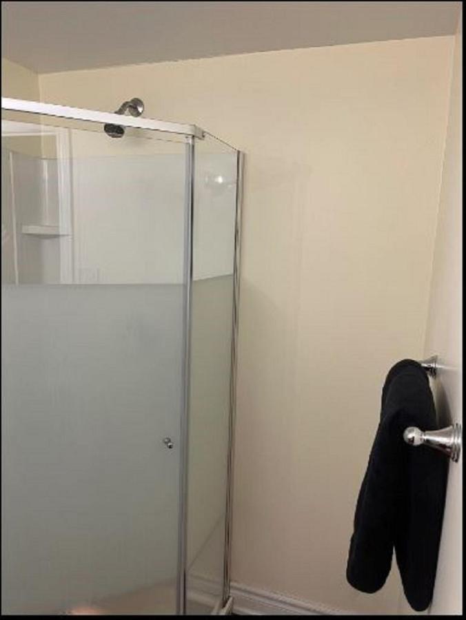 Cozy & Spacious Suite With Private Bathroom Near Toronto Airport ! Mississauga Zewnętrze zdjęcie