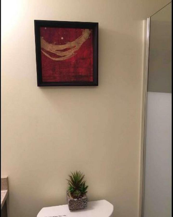 Cozy & Spacious Suite With Private Bathroom Near Toronto Airport ! Mississauga Zewnętrze zdjęcie